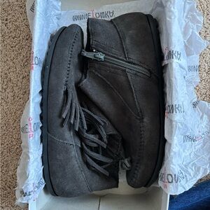 Minnetonka shoes women 5.5